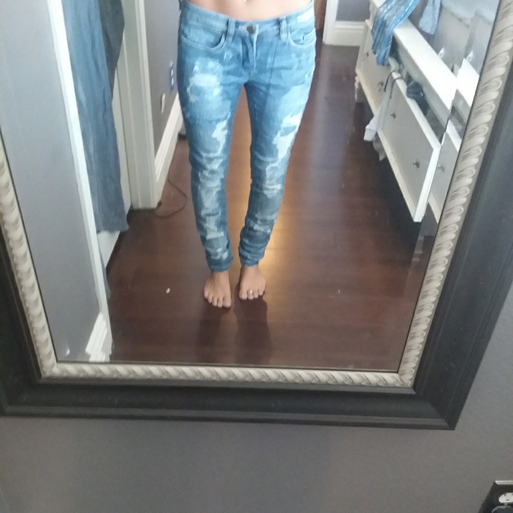 Skinny destressed jeans