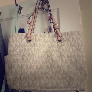 Michael Korrs handbag comes with dust bag