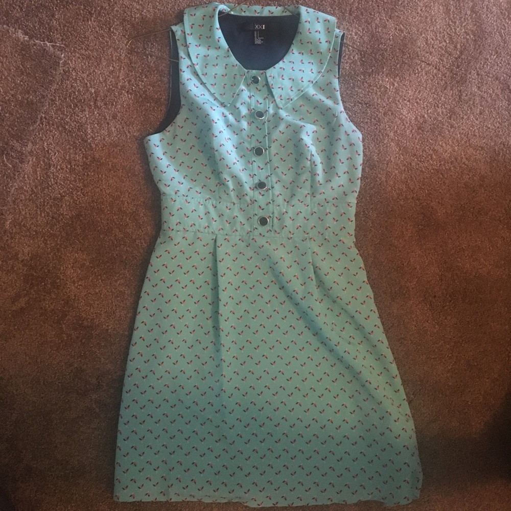 Patterned dress with buttons and collar