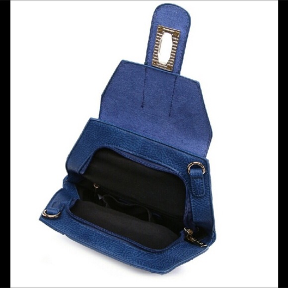 🌹BRAND NEW Frida Front Lock Cross body Bag🌹 - Picture 3 of 3