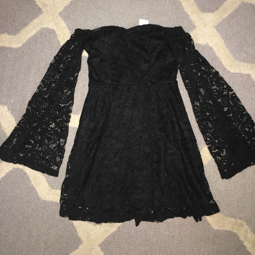 Lace strapless off-the-shoulder top
