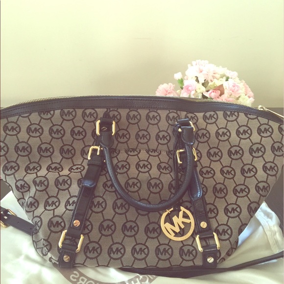 Michael Kors signature bag - Picture 1 of 4