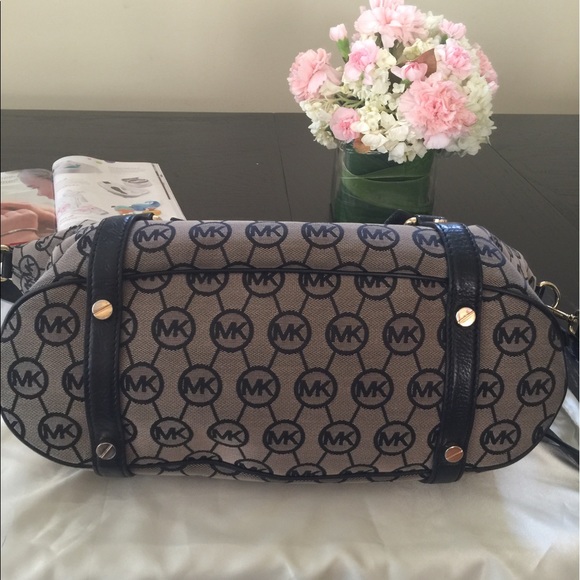 Michael Kors signature bag - Picture 2 of 4