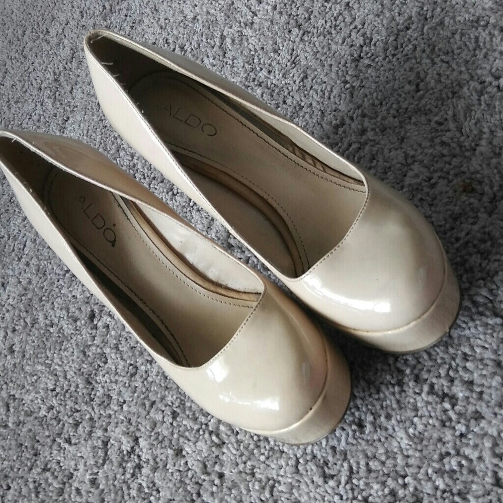 Nude pumps