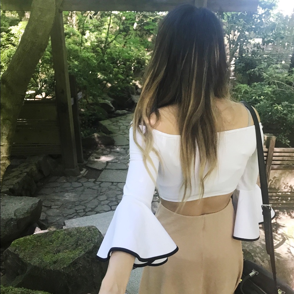 👑White Off the Shoulder Bell Sleeve Crop Top👑