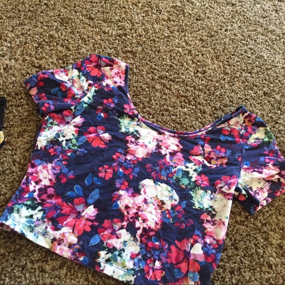 Floral Crop Top - Picture 2 of 2
