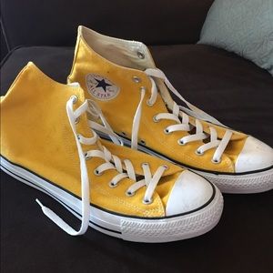 Men's yellow Converse.