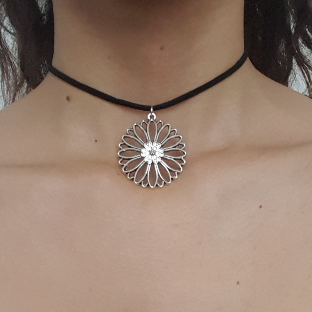 Flower Pendant Choker