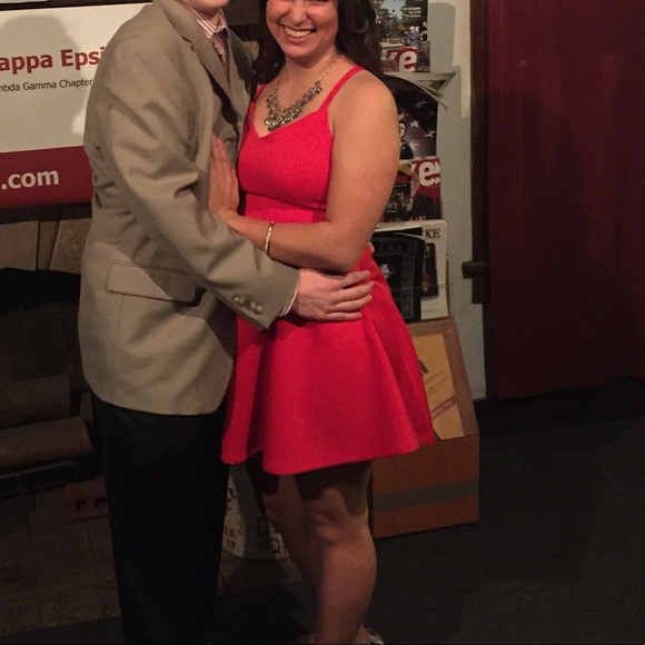 ❌❌SOLD❌❌ Simple Red Dress - Picture 2 of 4