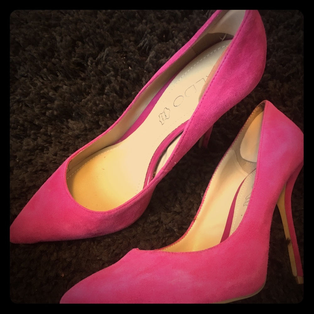 Adorable Aldo Bright Pink Suede Size 5!!