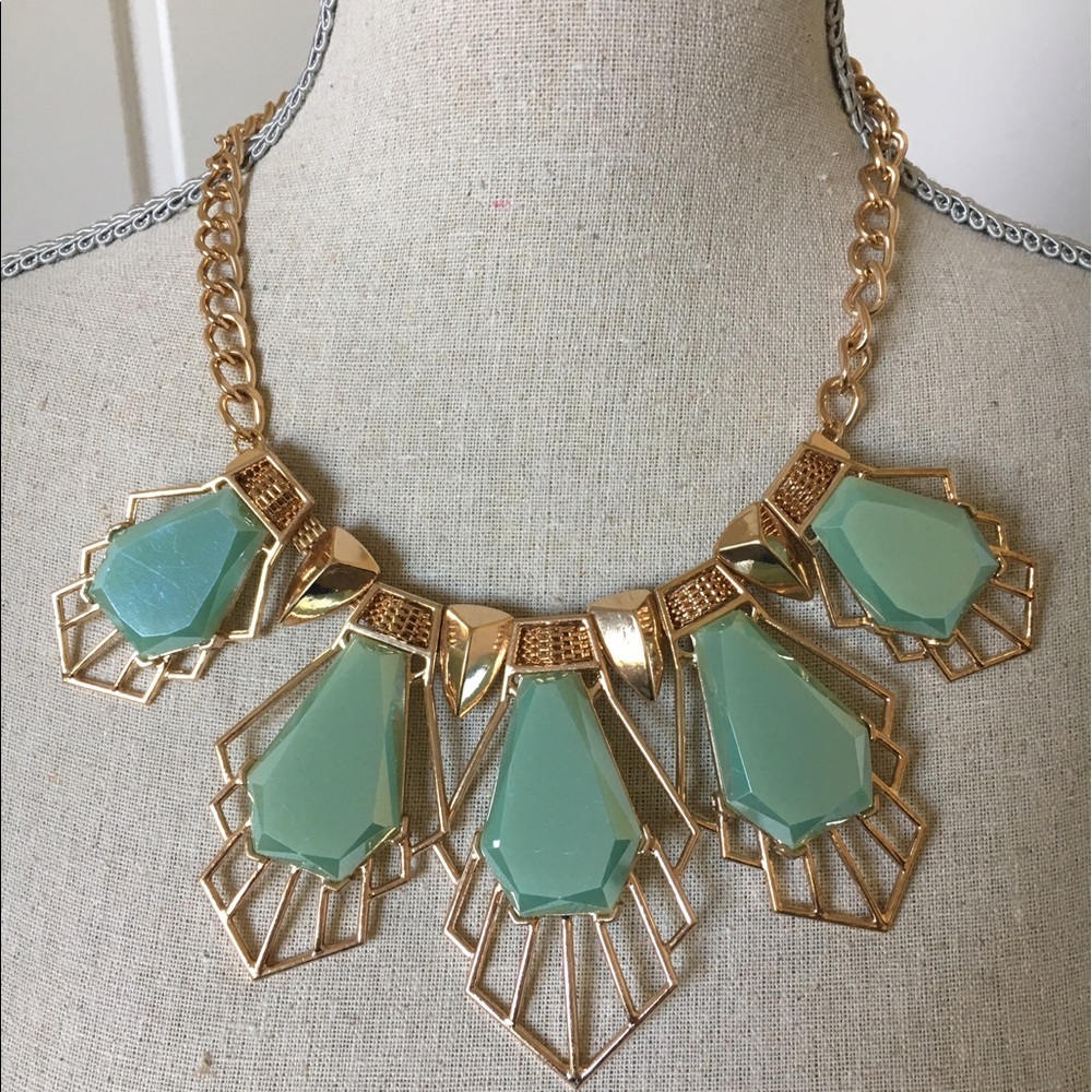 Light Green Fashion statement necklace set. - Picture 2 of 2