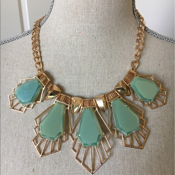 Light Green Fashion statement necklace set. - Picture 2 of 2