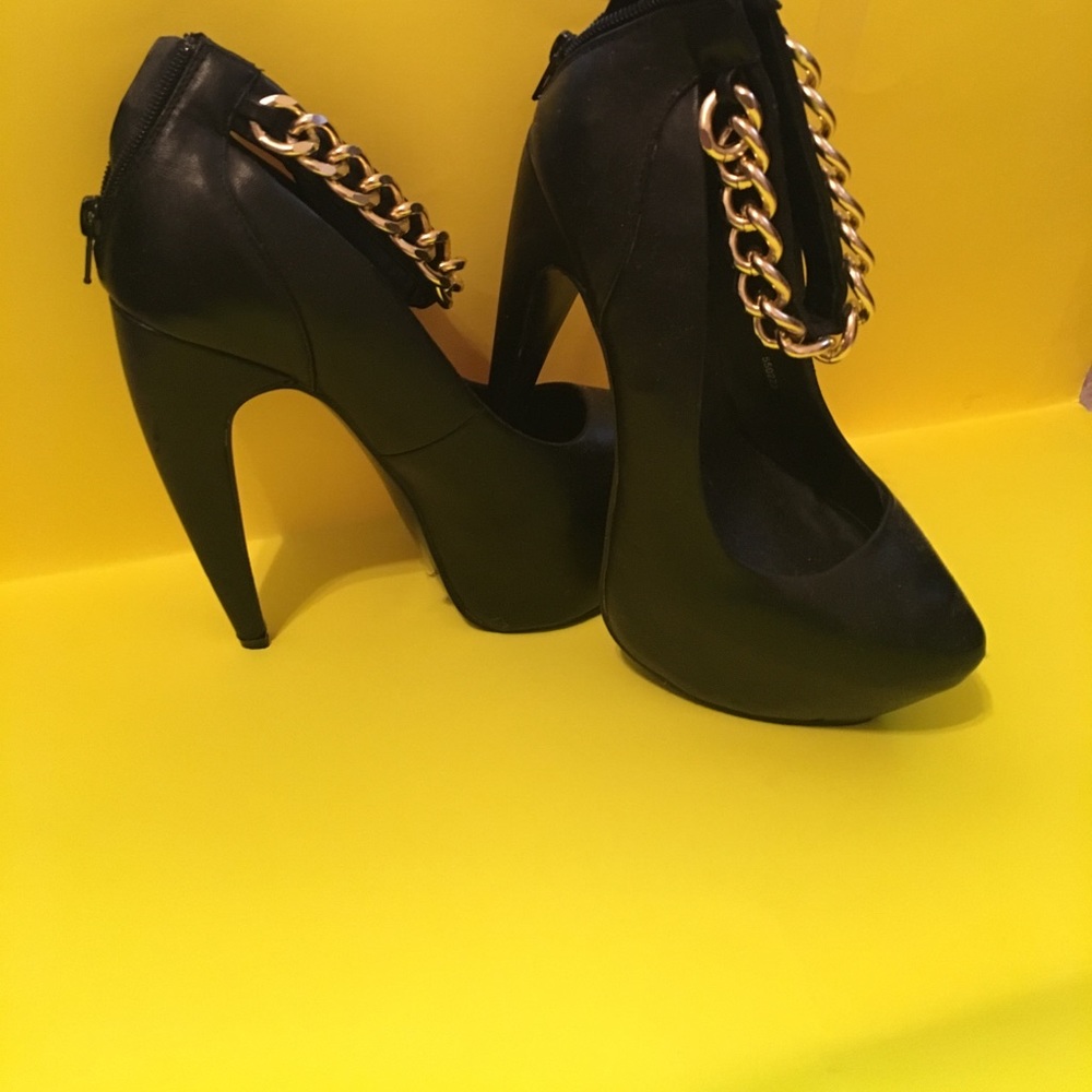 Chain around the ankle heels