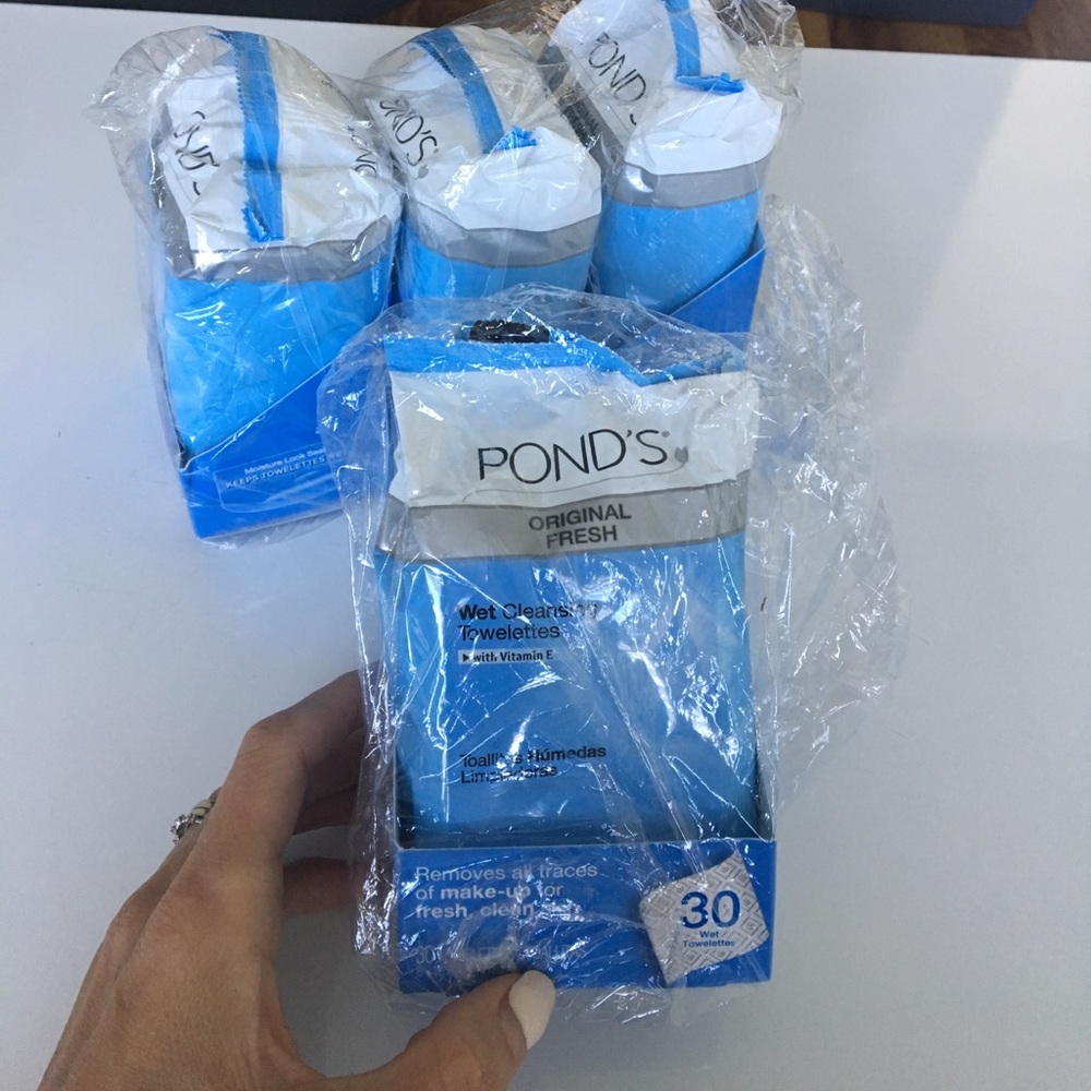 BUNDLE of 4 Pond's Cleansing Towelettes