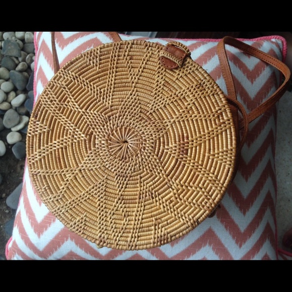 SALE 🎉🎊 SMALL round rattan bag with leather clip - Picture 2 of 4
