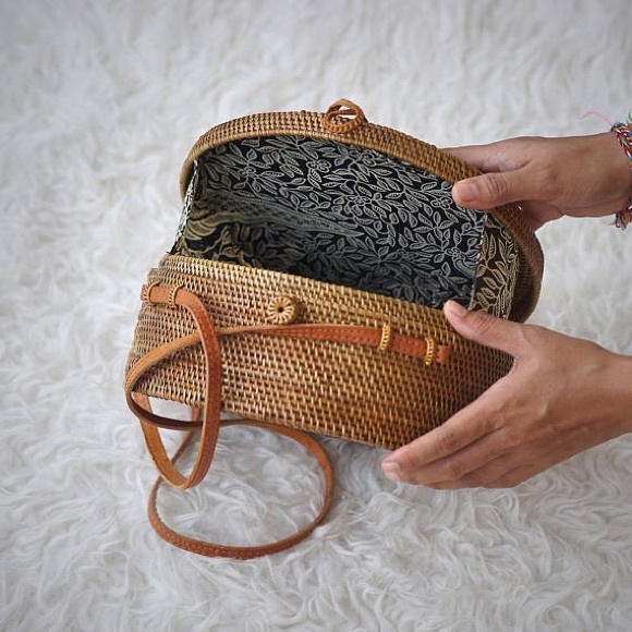 SALE 🎉🎊 SMALL round rattan bag with leather clip - Picture 3 of 4
