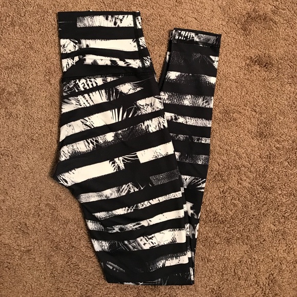 *SOLD* Lululemon wunder under striped leggings - Picture 2 of 4