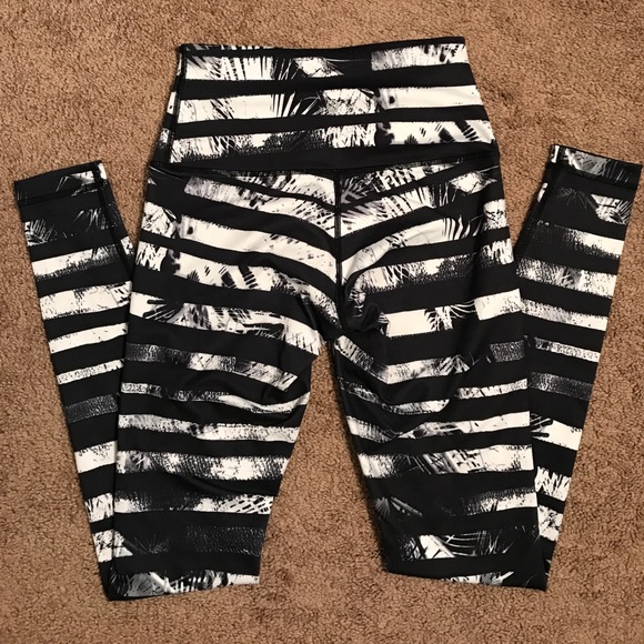 *SOLD* Lululemon wunder under striped leggings - Picture 4 of 4