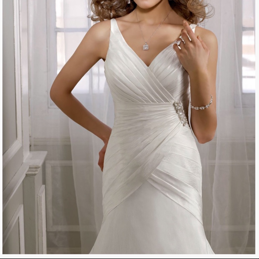 Off white wedding dress never worn 10-12 size.