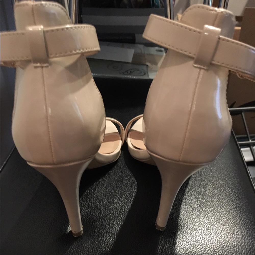 Mix no. 6 pumps with ankle straps