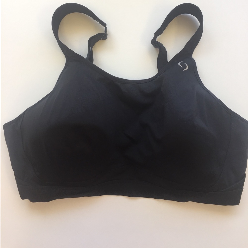 Black maximum support sports bra