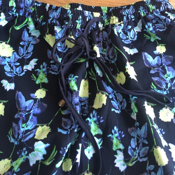 Drawstring floral shorts - Picture 2 of 3
