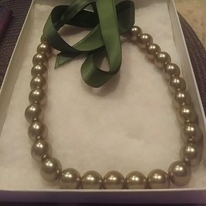 Green pearl and ribbon necklace
