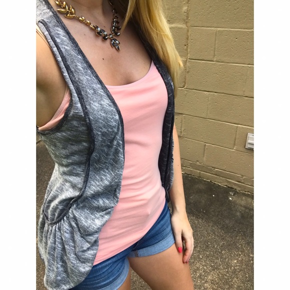 Grey vest with pockets - Picture 2 of 2