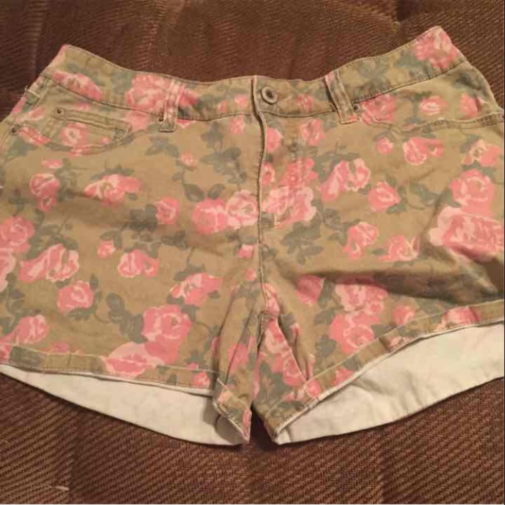 Very nice floral shorts size 12