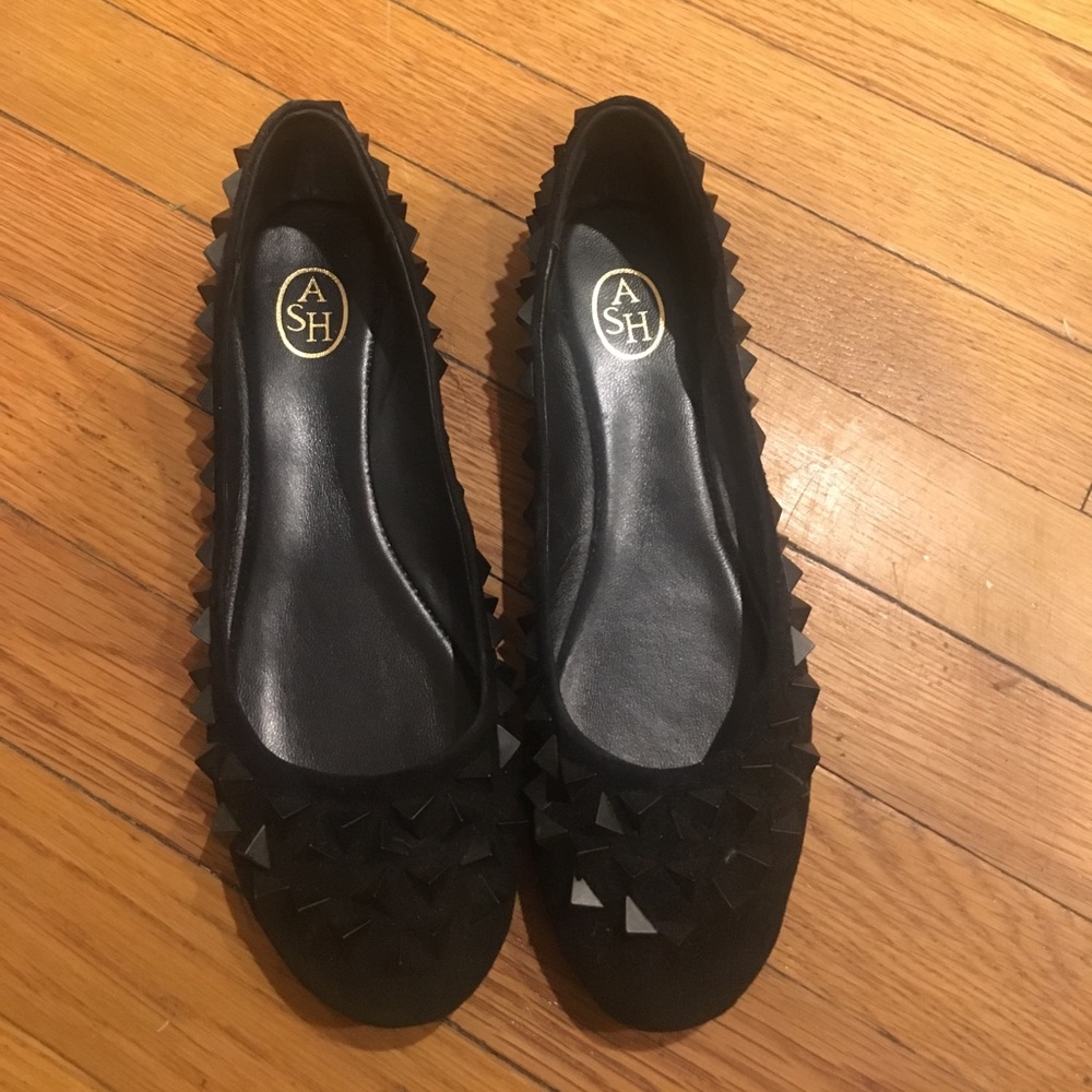 Ash ballet flat with rocks