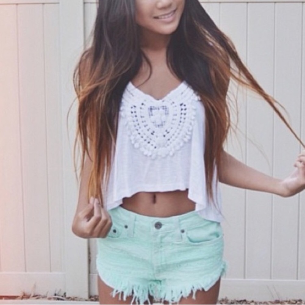 LF Stores Emma & Sam White Crochet Flowy Crop Top