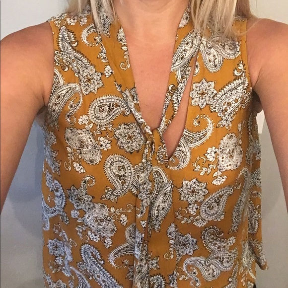 Forever 21 blouse with neck tie - Picture 4 of 4