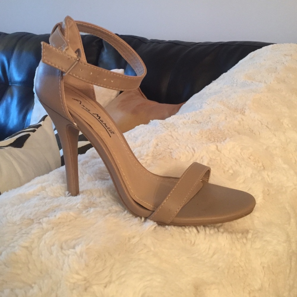 Nude/tan heels