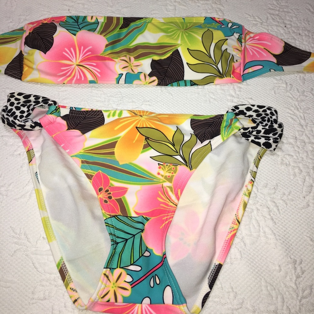 Two piece bikini - Picture 2 of 5