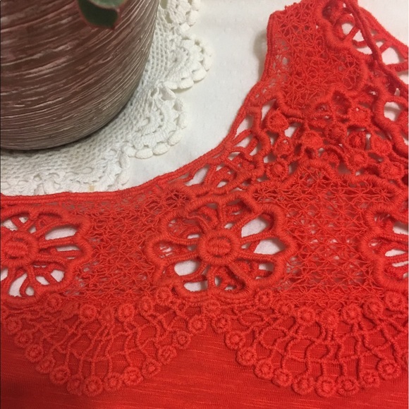 Vibrant peekaboo shoulder top - Picture 2 of 4