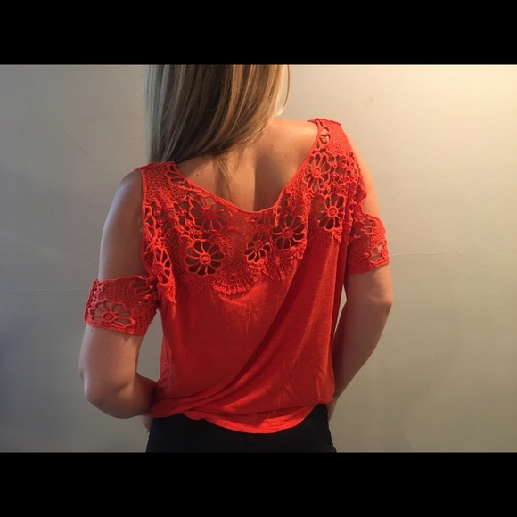 Vibrant peekaboo shoulder top - Picture 4 of 4