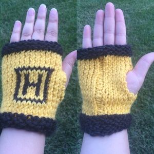 Hand knitting Harry Potter Hulfflepuff gloves