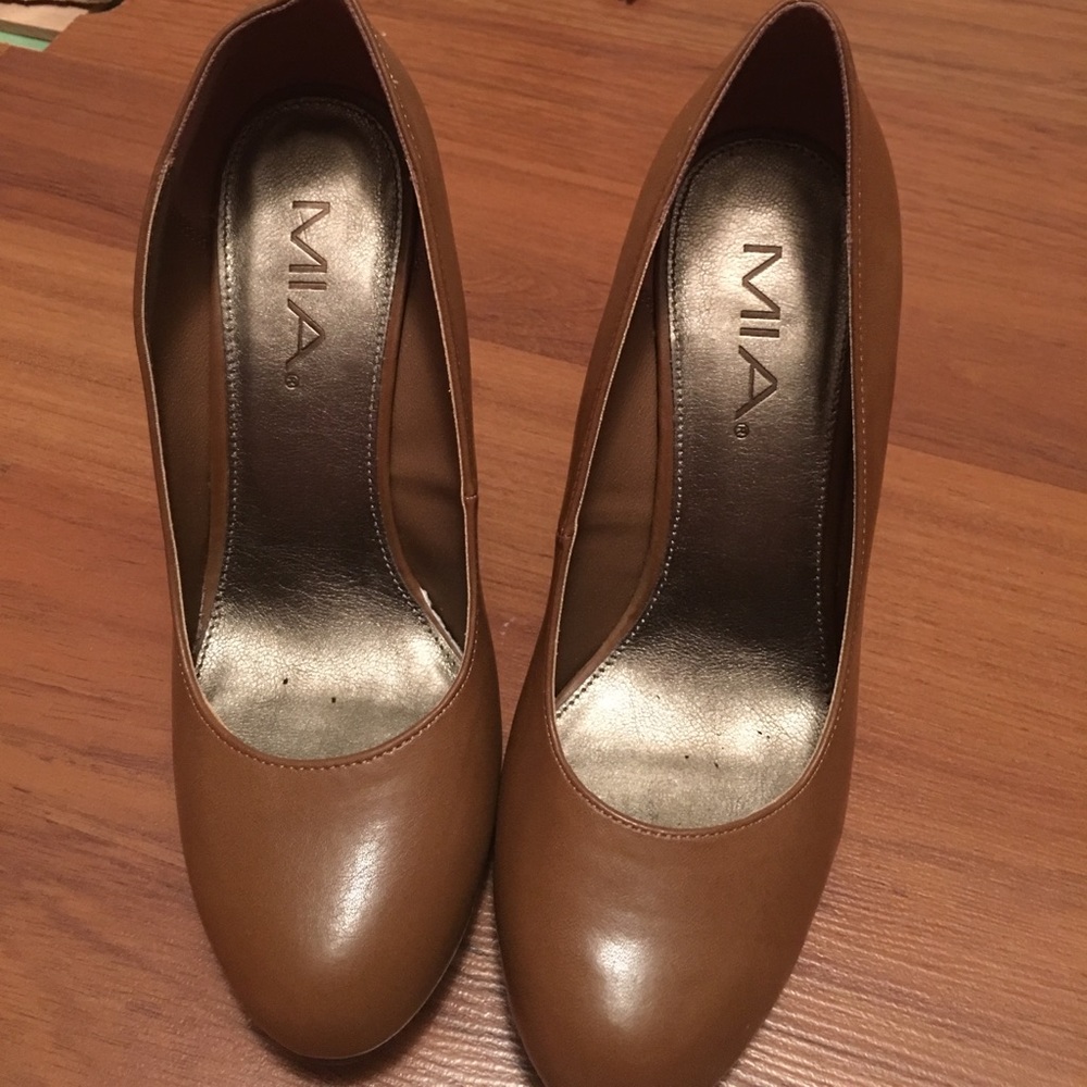 MIA Pumps, Saddle.