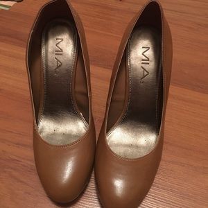 MIA Pumps, Saddle.