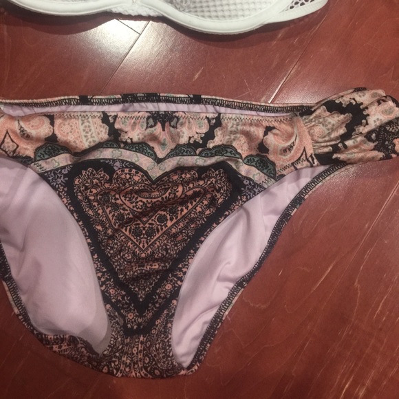 Vs. bikini - Picture 3 of 4