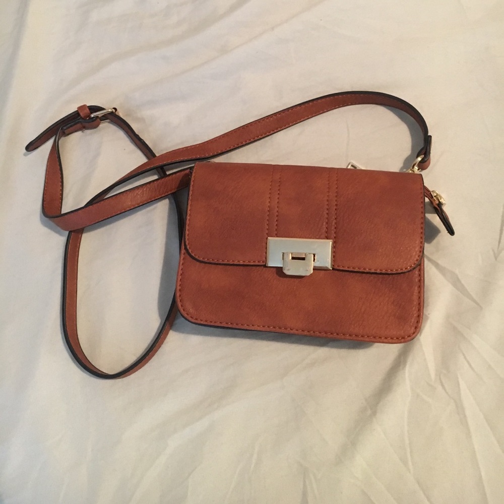 Crossbody with detachable pocket
