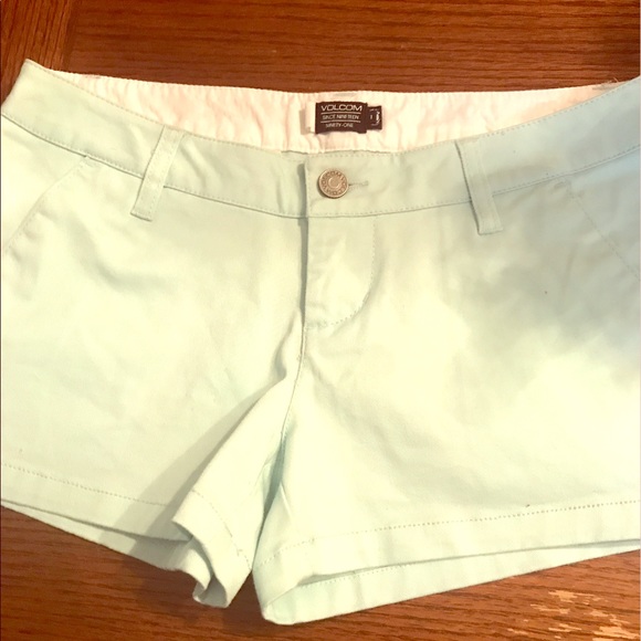 Juniors Volcom Shorts - Picture 1 of 3