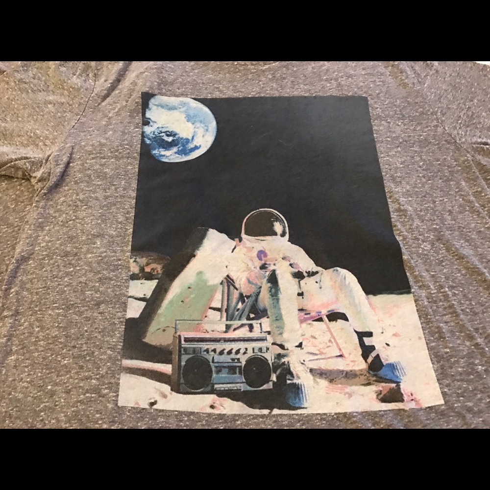***SOLD***Men's graphic tees - Picture 3 of 3