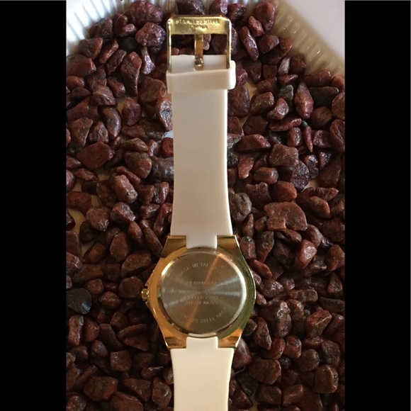 🔥Fire SALE❄️Pristine White Sports Watch - Picture 3 of 4