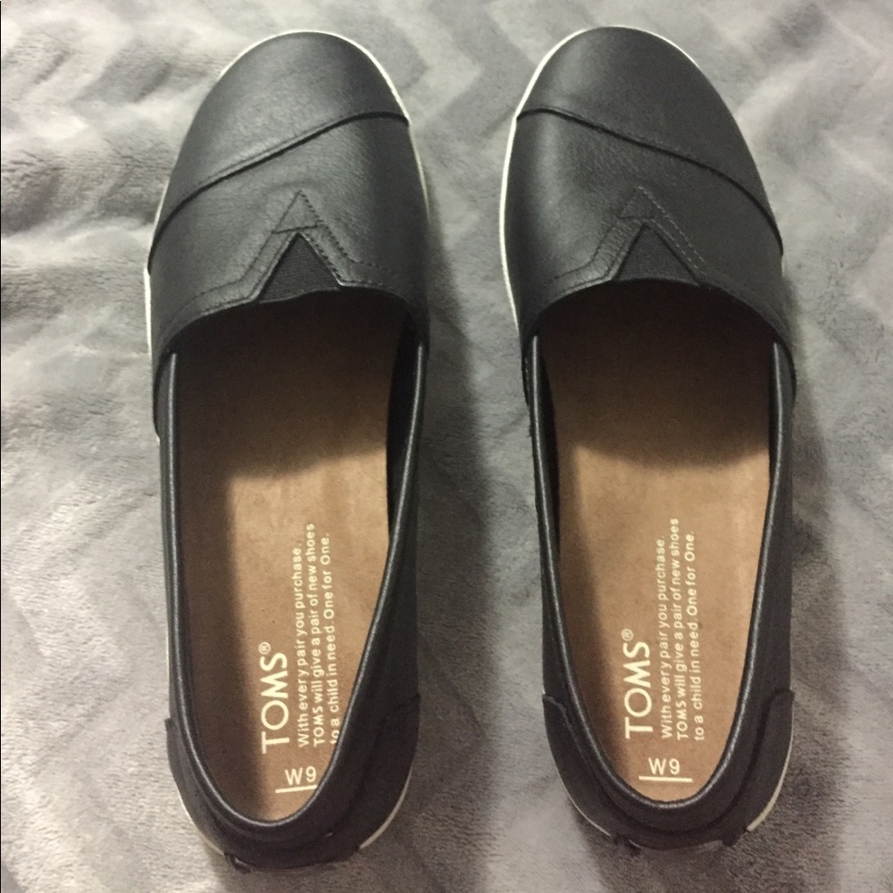 TOMS black full grain leather