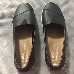 TOMS black full grain leather