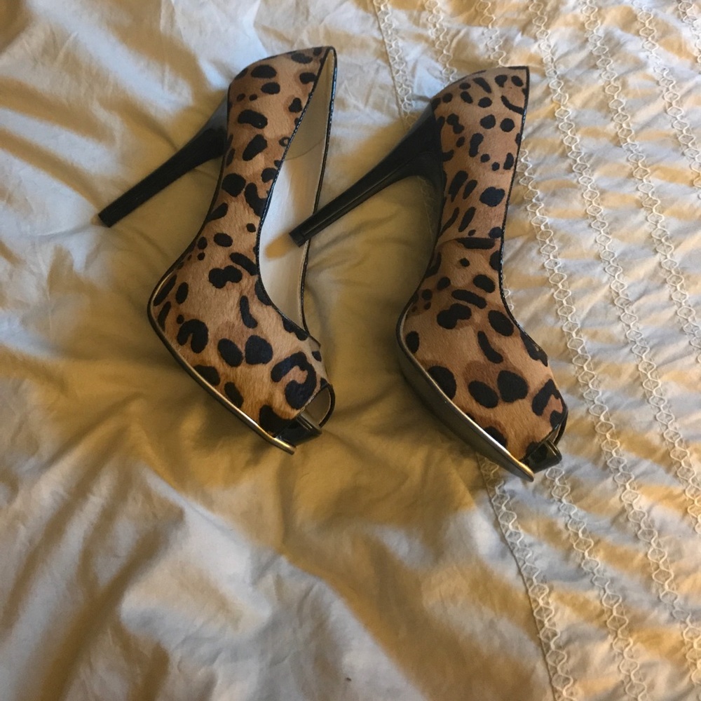 Guess leopard print peep toe