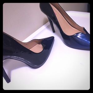 Black/blue pointy toe pumps