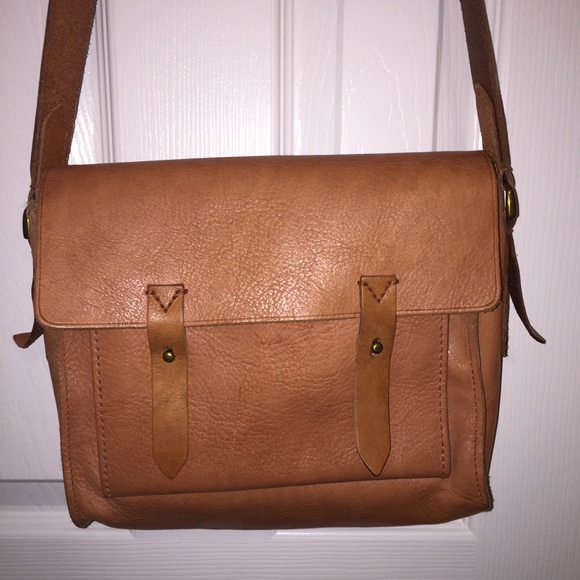 Madewell Handbags - Madewell Essex messenger leather bag