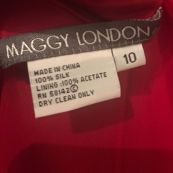 Lady in red Beautiful red dress very sheer - Picture 3 of 4